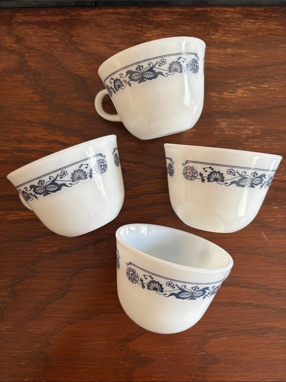 VTG PYREX Corningware ‘Old Town Blue’ ‘Blue Onion’ Milk Glass Cups Set of 4 USA